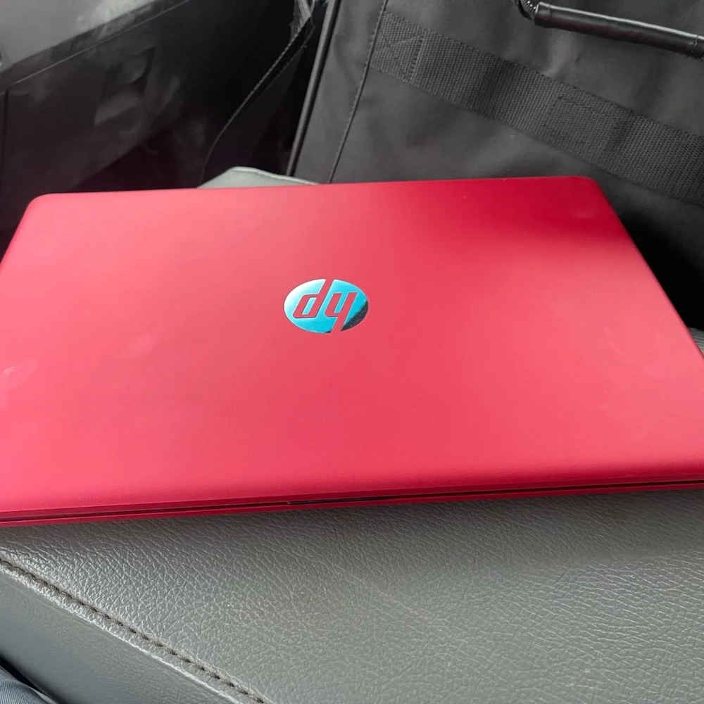 Ho. Red labtop
